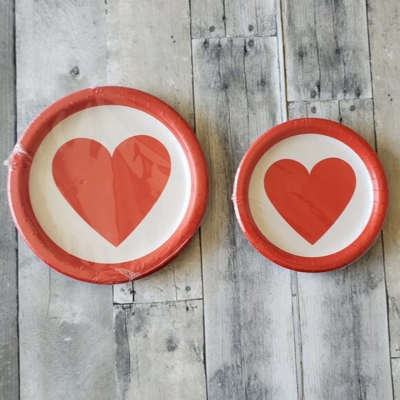 NWT - Red Heart Paper Plates (18 count) - Picture 1 of 3